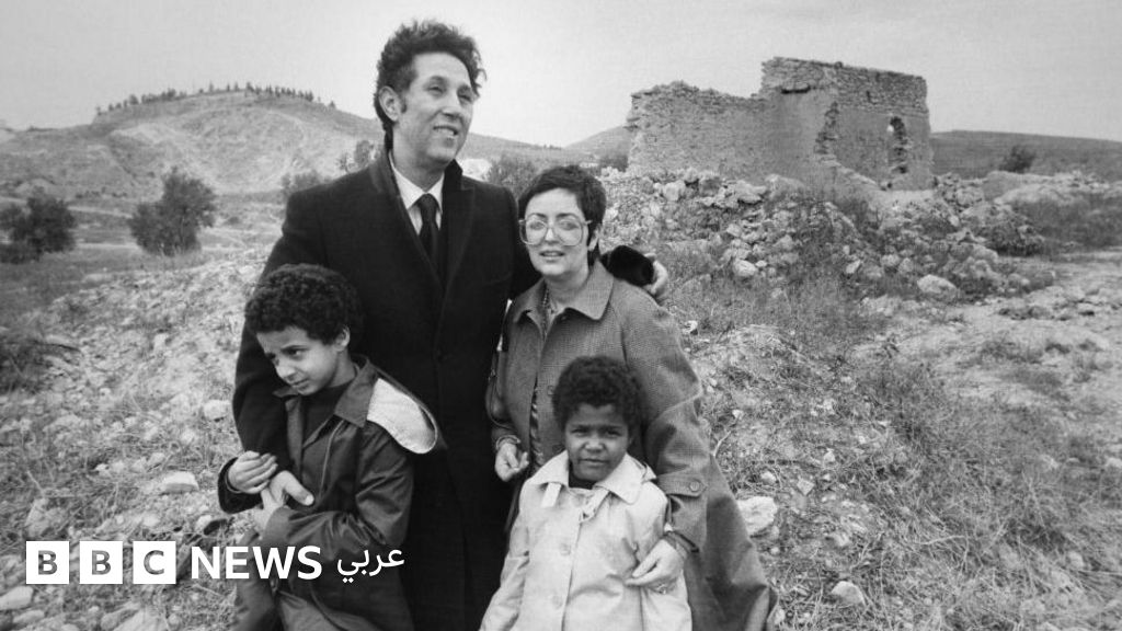 وُضع بن بلة تحت الإقامة الجبرية حتى عام 1980، حين أفرج عنه الرئيس الجزائري آنذاك الشاذلي بن جديد. وبعدها انتقل إلى فرنسا حيث عاش في المنفى حتى عام 1990، قبل أن يعود إلى الجزائر 
