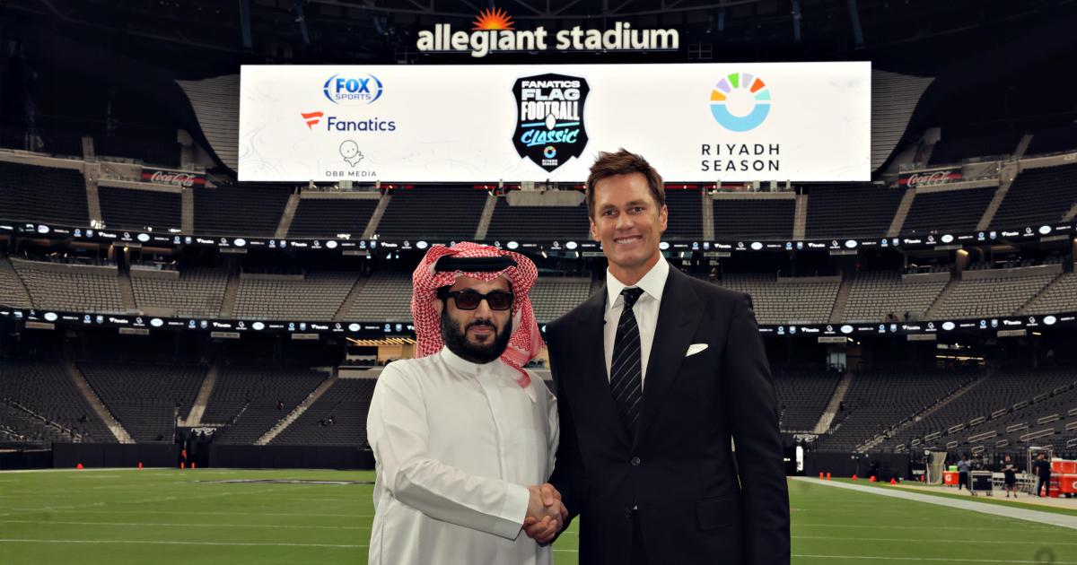 الحدث الأبرز في موسم الرياض 2026. توم برادي يعود للملاعب عبر Fanatics Flag Football Classic في المملكة أرينا بالرياض 