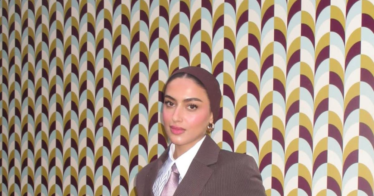 ET HIGHSTREET. يارا النملة تخطف الأنظار ببدلة كلاسيكية بنية مع قميص مقلم وربطة عنق باستيلية بأحدث ظهور لها 