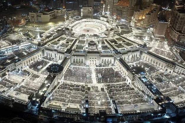 السعودية ضمن أفضل الوجهات الصديقة للمسافرين المسلمين في العالم لعام 2025. حققت المرتبة الثانية عالميًا في مؤشر السفر العالمي للمسلمين (GMTI) لعام 2025. تقدم خدمات سياحية صديقة للمسلمين تشمل الطعام الحلال، مرافق الصلاة، وتجارب ثقافية مميزة 