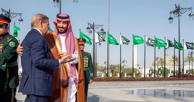 الشراكة الدفاعية السعودية الباكستانية: بدأت في الستينات وتصل ذروتها بتوقيع اتفاقية استراتيجية مشتركة. الاتفاقية تُتوج عقودًا من التعاون العسكري والتدريب والمناورات المشتركة. نقلة نوعية في مستوى الردع وتعزيز الأمن الإقليمي والدولي 