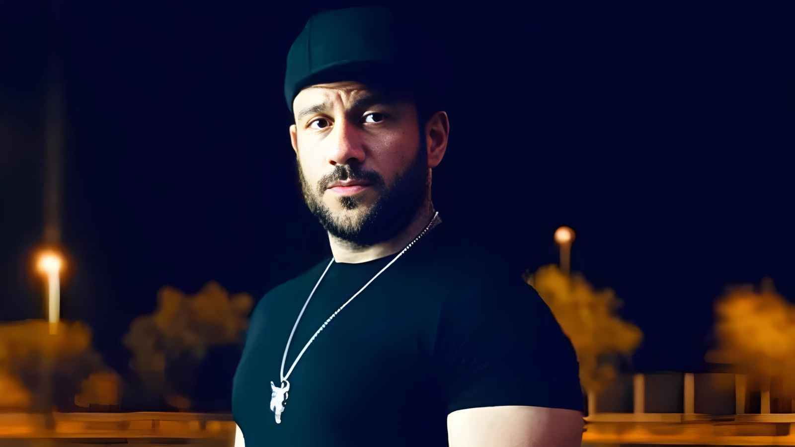 انتشرت خلال الفترة الماضية شائعات تفيد بارتباط الفنان المصري أحمد مكي بخبيرة التجميل مي كمال الدين، وتداولت بعض الصفحات أخبارًا عن قرب موعد زفافهما. فما هي التفاصيل؟ 