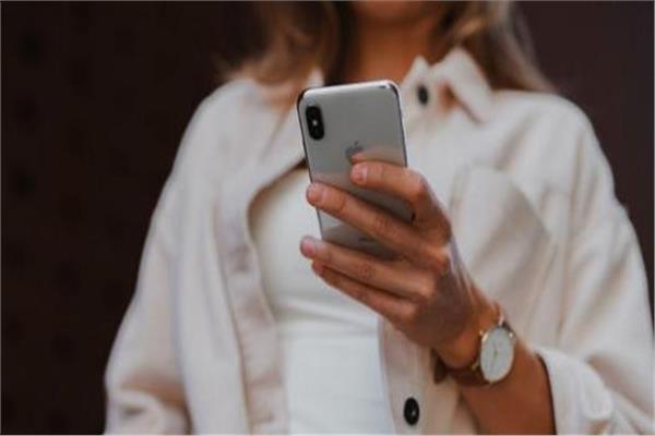 احذر.. مشكلات صحية تسببها عادة استخدام الهاتف في دورة المياه 