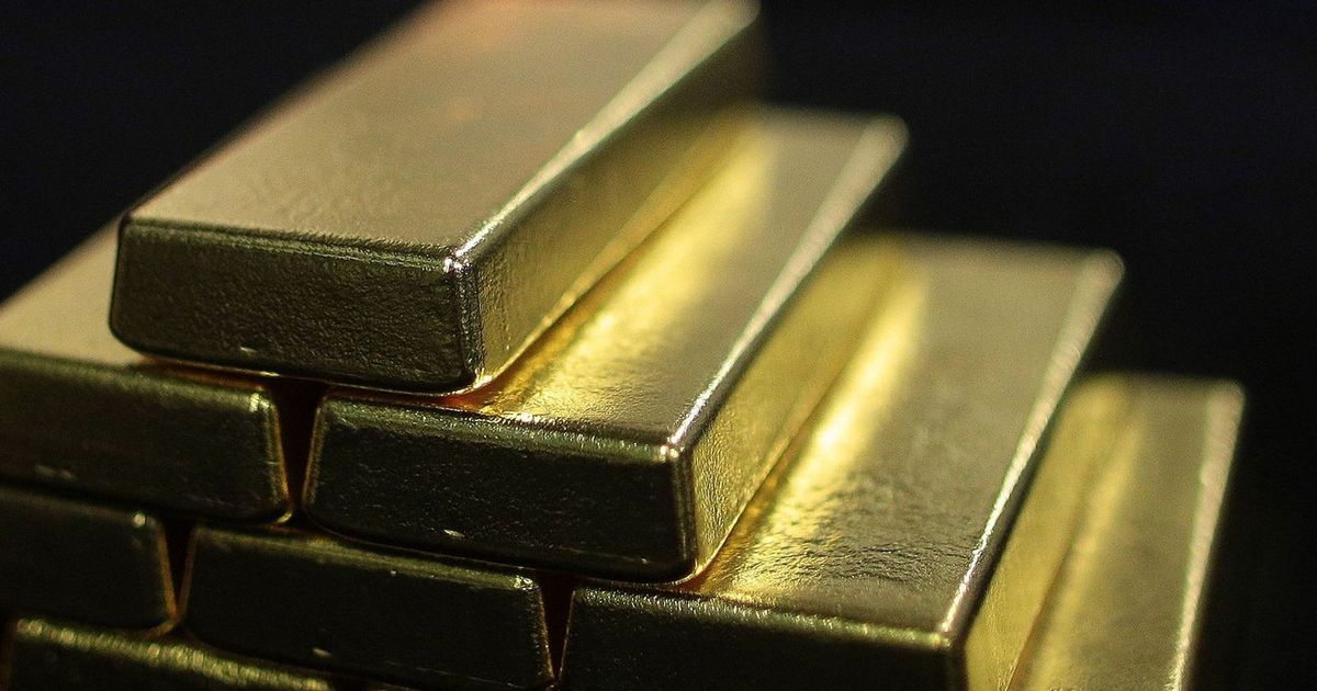 الذهب يحافظ على مكاسبه قرب الذروة بانتظار بيانات التضخم 