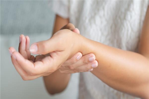 4 أعراض تشير إلى انسداد الشرايين في اليدين أو الذراعين #بوابة_أخبار_اليوم 