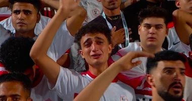 مشجع زملكاوى يخطف الأنظار بالبكاء فى المدرجات بعد الخسارة من الأهلى 