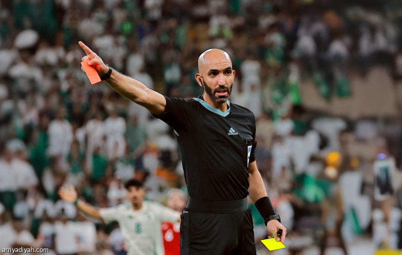 الكويت تكرم حكم مواجهة الأخضر وإندونيسيا 