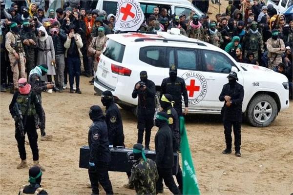 عاجل| جيش الاحتلال: الصليب الأحمر تسلم رفات 4 محتجزين في #غزة 