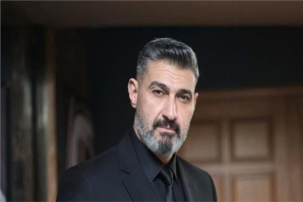 لركنه صف ثانٍ.. مرور القاهرة «يكلبش» سيارة الفنان ياسر جلال 