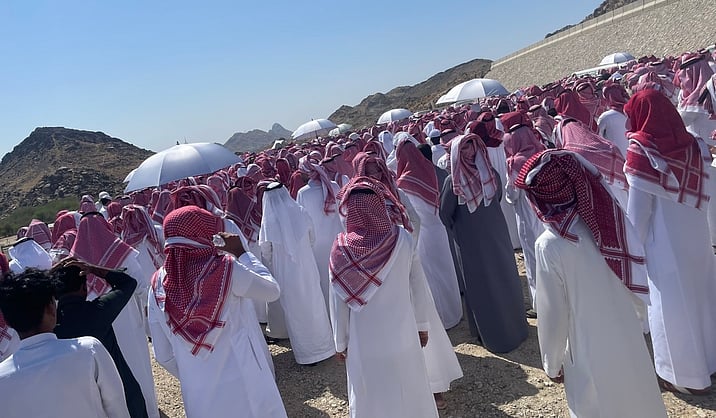جموعٌ غفيرة تُشيّع الشاعر معيوف الفهمي بالحرم المكي بعد صلاة الجمعة - صُلّي عليه في المسجد الحرام ودُفن بمقبرة الشهداء بالشرائع - حضر التشييع عدد من محبيه وزملائه الذين عبّروا عن حزنهم لفقد قامة شعرية كبيرة 