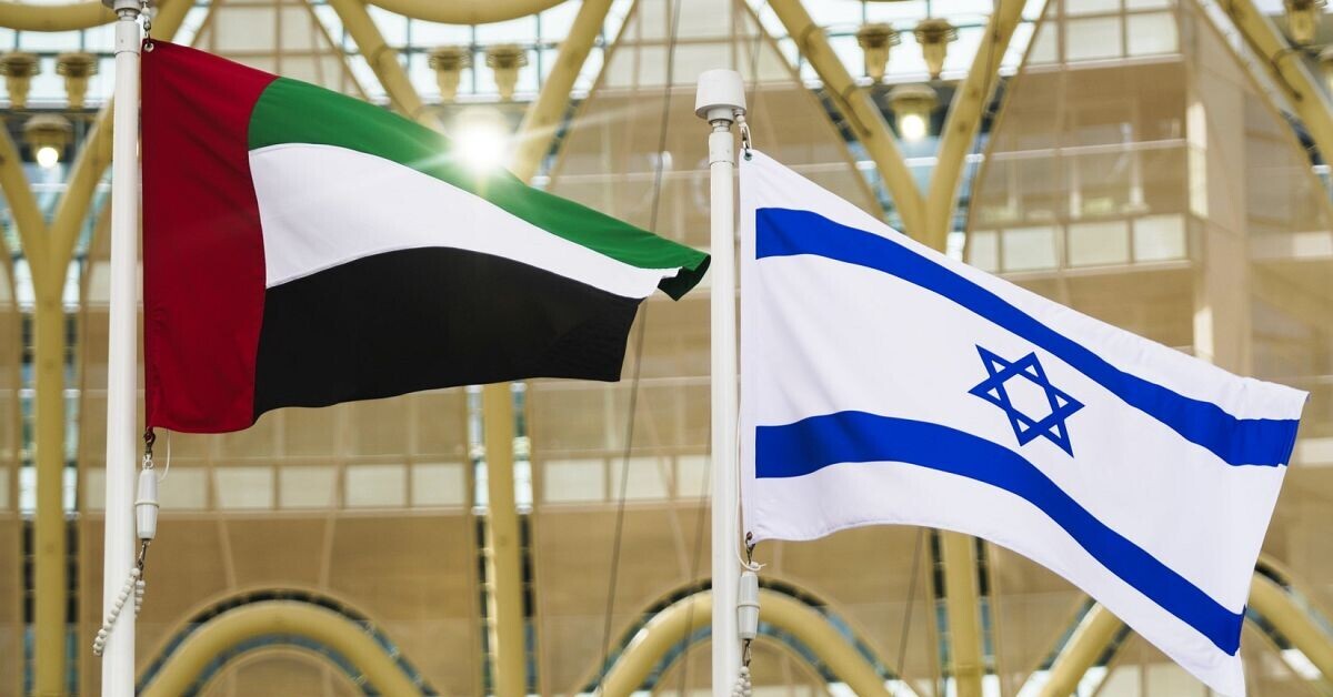 وفقًا لهيئة البث الإسرائيلية، لعبت جهات رسمية في إسرائيل دورًا مباشرًا في تسهيل إتمام الصفقة وتشجيع الجانب الإماراتي على المضي قدمًا في مشروع إنشاء السفارة الدائمة 