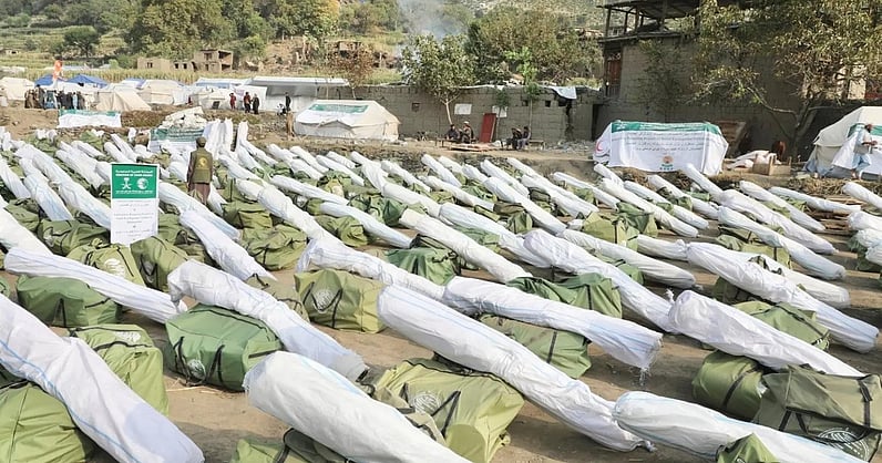 مركز الملك سلمان للإغاثة يوسّع عملياته بمشاريع إيوائية وطبية وغذائية تستهدف آلاف المحتاجين في عدة دول. تنفيذ حملات تشمل توزيع سلال غذائية وحقائب إيوائية وتمور وعمليات عيون ونظارات طبية. المبادرات تجسد البعد الإنساني الراسخ للمملكة 