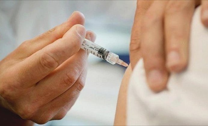 المجلس الصحي السعودي يطلق حملة للوقاية من الإنفلونزا الموسمية. يدعو لأخذ اللقاح كخطوة وقائية أساسية. إرشاداته تشمل: غسل اليدين، استخدام المناديل عند العطاس، التهوية الجيدة، وتجنب الازدحام. الالتزام بالتعليمات يحمي الفرد والمجتمع 