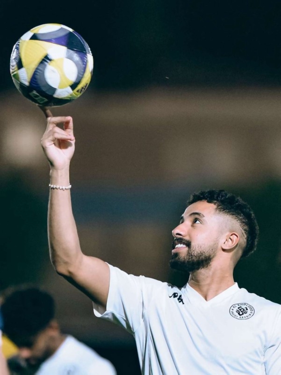 الخلود يبحث عن الفوز الرابع في دوري روشن. هتان باهبري ورفاقه عيونهم على نقاط الرياض. : عادل الماس. للاطلاع على التفاصيل 