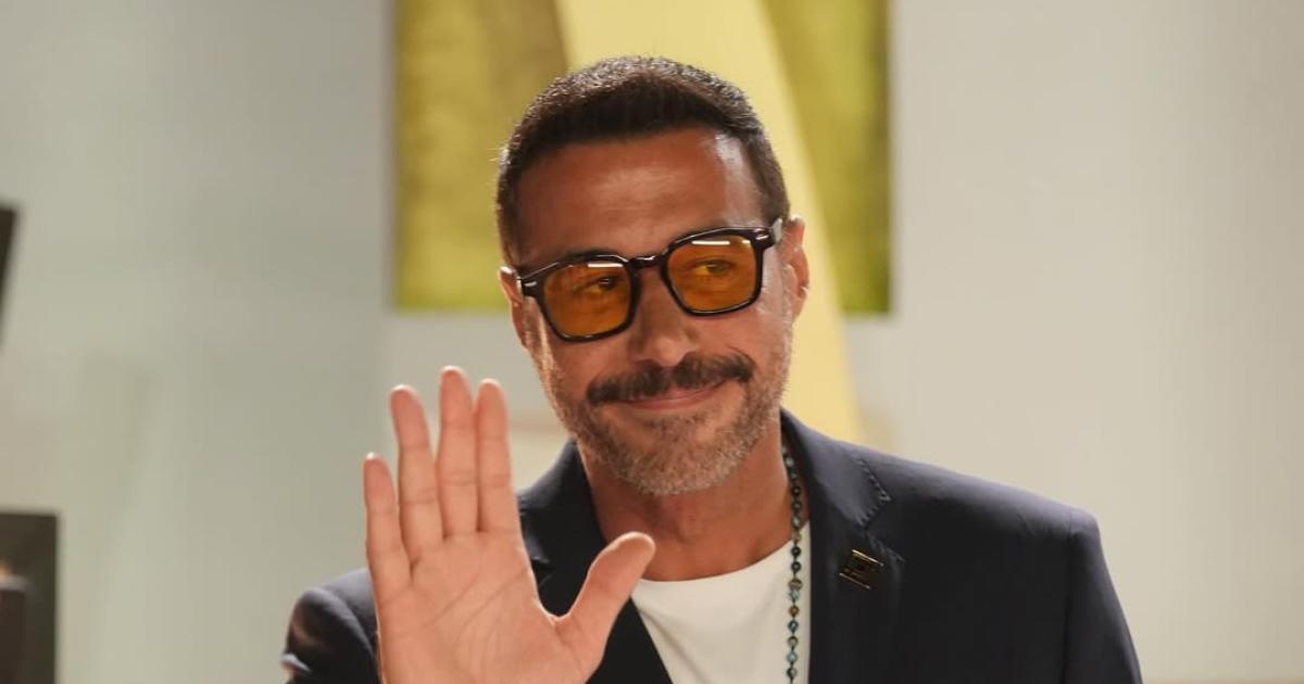 أحمد السعدني من مهرجان الجونة يكشف لET بالعربي تفاصيل مسلسل "لا ترد ولا تستبدل" مع دينا الشربيني، المقرر عرضه في نهاية العام. ويؤكد: "مش داخل رمضان الجاي... عايز آخد نفسي شوية" 