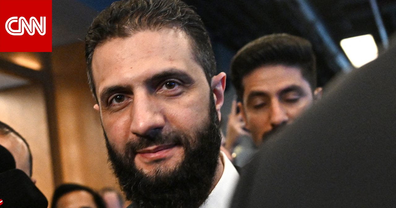 نشطاء يتداولون مقطع فيديو من زاوية أخرى يكشف كيف كان الشرع يجلس في مسجد لصلاة الفجر، دون أن ينتبه إليه أحد 