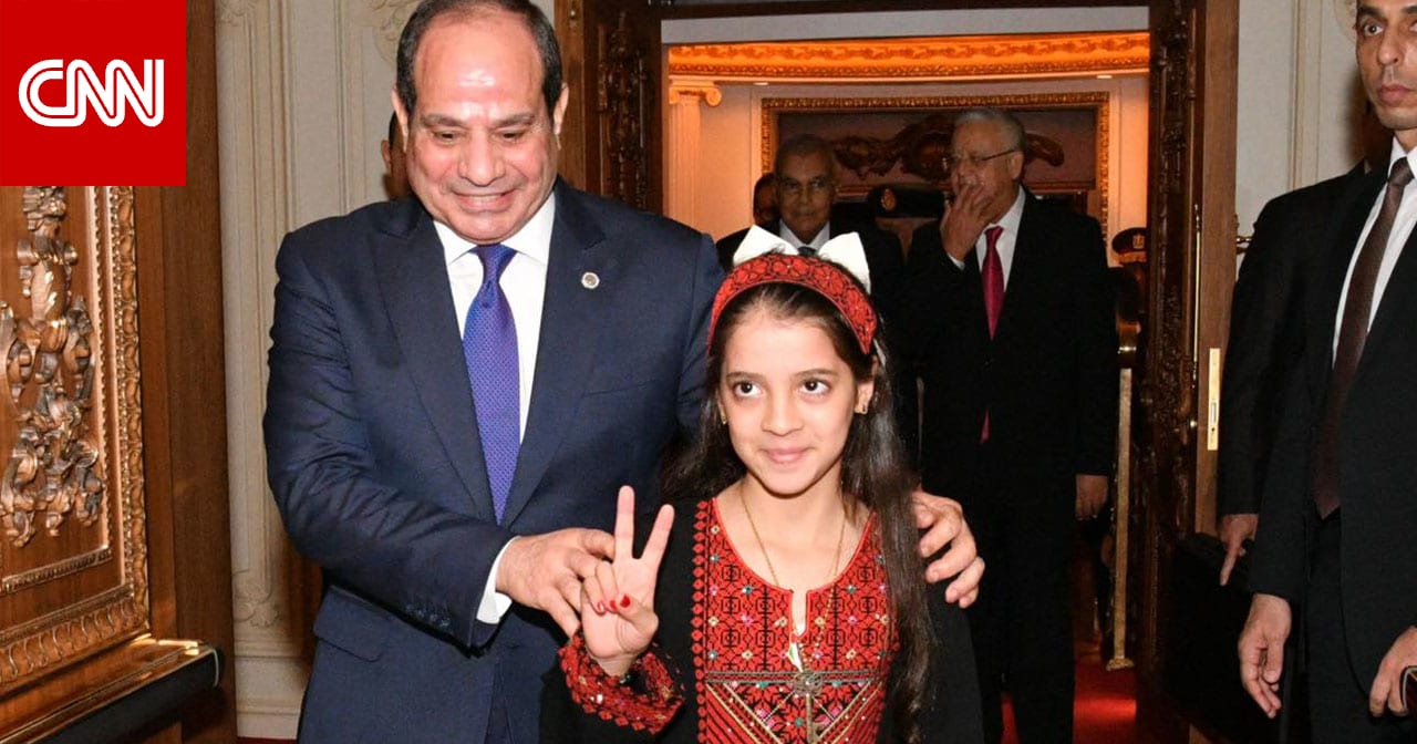 مصر.. فيديو يظهر ما فعله السيسي مع طفلة فلسطينية مصابة خلال احتفالية بعنوان "وطن السلام" يثير تفاعلًا 