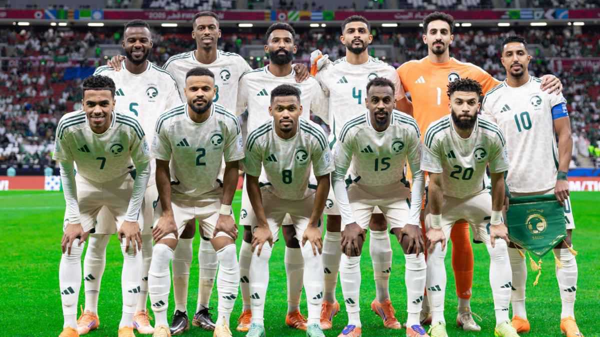 لماذا يرتدي نجم المنتخب السعودي جوارب ممزقة؟ (صور) 