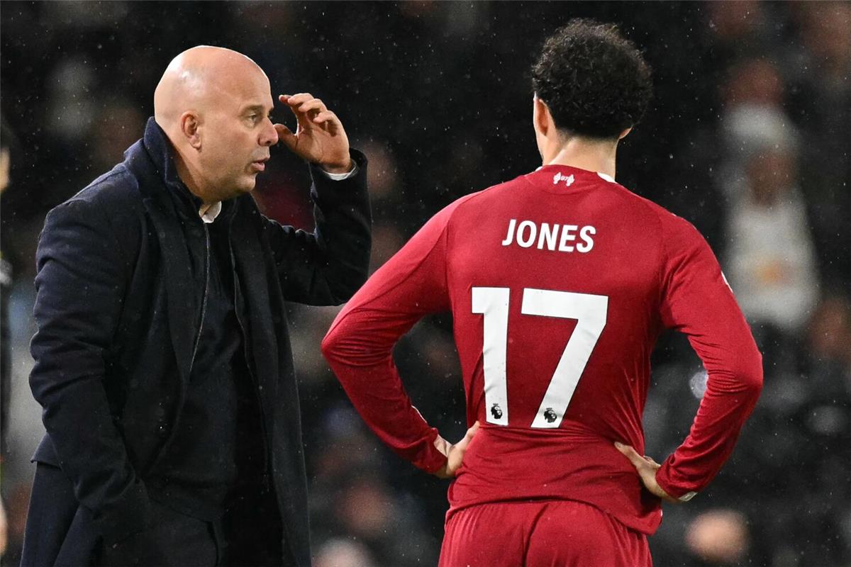 قرار هام من إدارة ليفربول تجاه سلوت بعد التعادل أمام ليدز يونايتد 