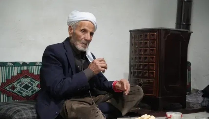 يتمتع بصحة جيدة رغم نظامه الغذائي المشكوك فيه والذي يعتمد عليه منذ 50 عاماً.. مسن تركي يذهل الجميع.. فما السر؟ 