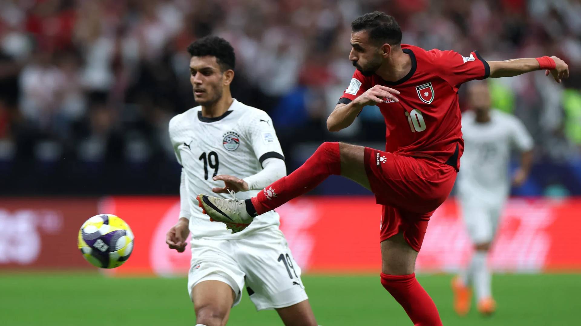 "فضيحة الدوحة".. الإعلام المصري ينتفض ضد "الأداء الكارثي" للفراعنة ويتغنى بـ"درس النشامى" التاريخي 