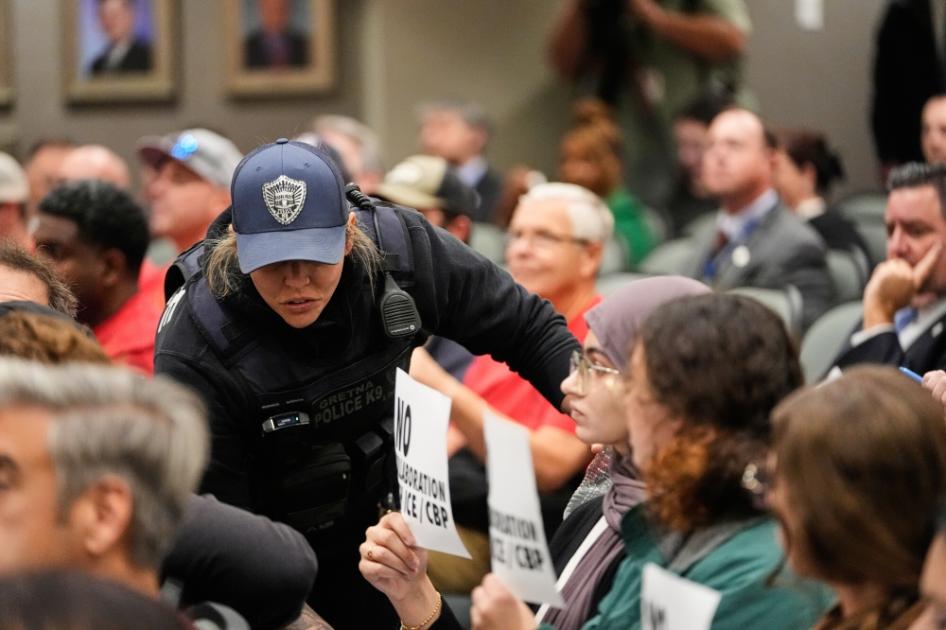 الإدارة الأميركية تعتزم شراء أسطول طائرات لترحيل المهاجرين #صحيفة_الخليج 