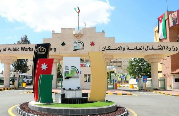 وزارة الأشغال تطرح عطاء لإعادة إنارة ممر عمّان التنموي بالطاقة الشمسية 