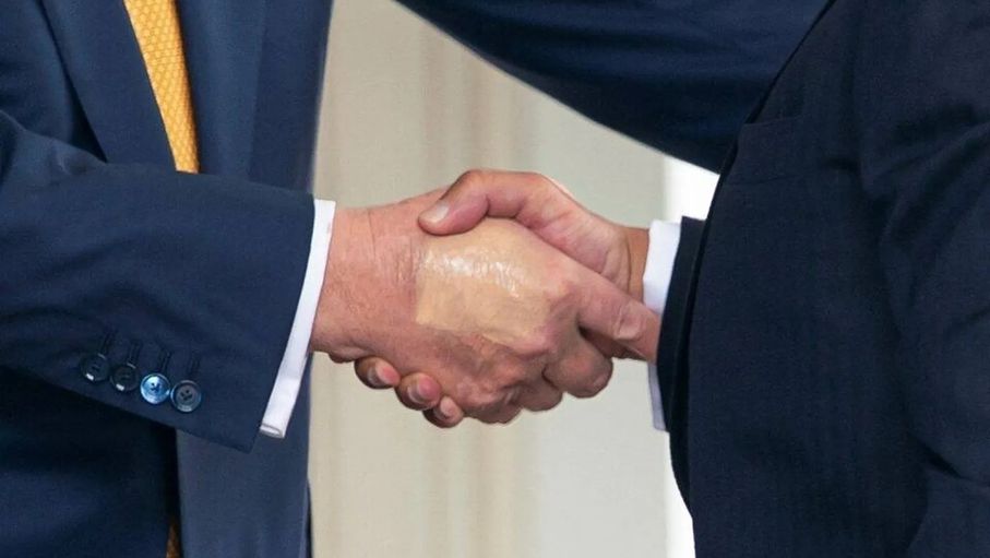 البيت الأبيض يبرّر ضمادة يضعها ترمب على يده اليمنى بـ"مصافحاته الكثيرة" #جريدة_الغد 