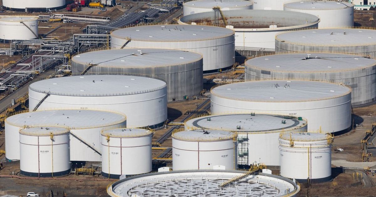 النفط يستقر قرب أدنى مستوى في شهرين مع التركيز على فائض المعروض 