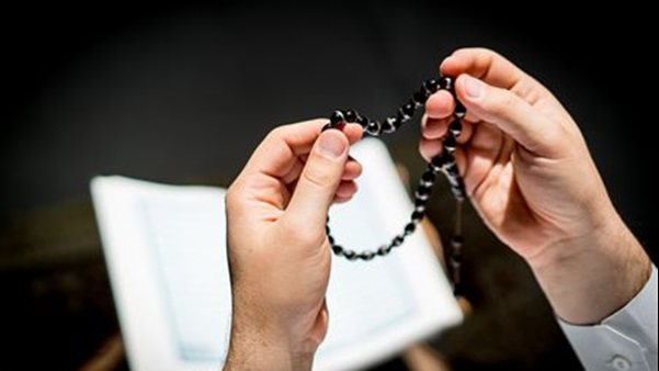 كيف تتساقط ذنوبك كأوراق الشجر؟.. بـ4 أذكار قبل وبعد أذان الفجر #صدي_البلد 