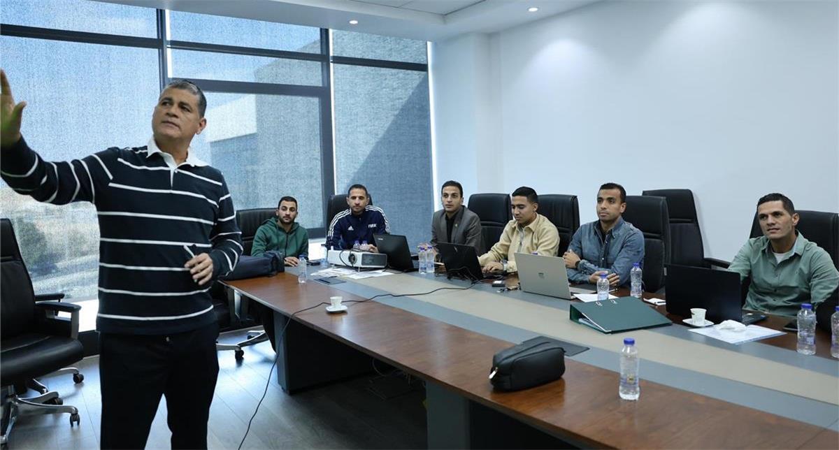 خاص | اتحاد الكرة يحسم الجدل حول مصير أوسكار رويز بعد شكاوى الأندية من التحكيم 