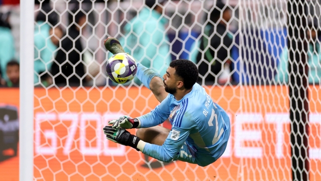 خاص | حارس الإمارات يكشف سر الفوز على الجزائر في كأس العرب 