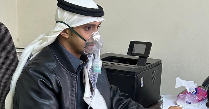 موظف بـ جامعة حائل يواصل عمله رغم أزمة صحية. تداول صورة لسلطان الشمري يستخدم جهاز تنفس أثناء الدوام. رفض الإجازة حرصًا على عدم تعطيل مصالح منسوبي الجامعة. نال إشادة زملائه ودعواتهم له بالشفاء. موقف يجسد الإخلاص والالتزام الوظيفي 