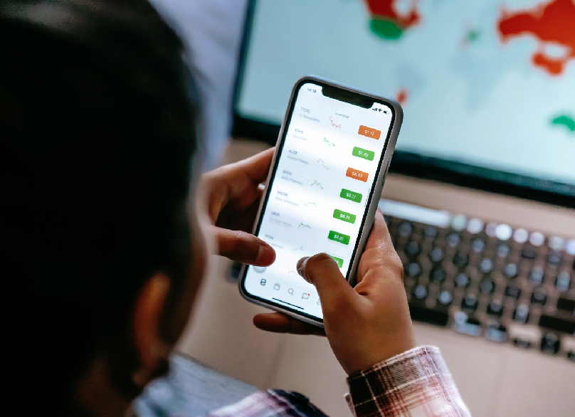 شبان لبنانيون في مصيدة منصات مالية رقمية! دخلوا عالم "الكريبتو" هرباً من البطالة، فخرجوا منه بلا مدخرات بعد اختفاء منصات وهمية. شبهات احتيال واسعة النطاق وخسائر بملايين الدولارات. إليكم القصة. albachirmostafa 