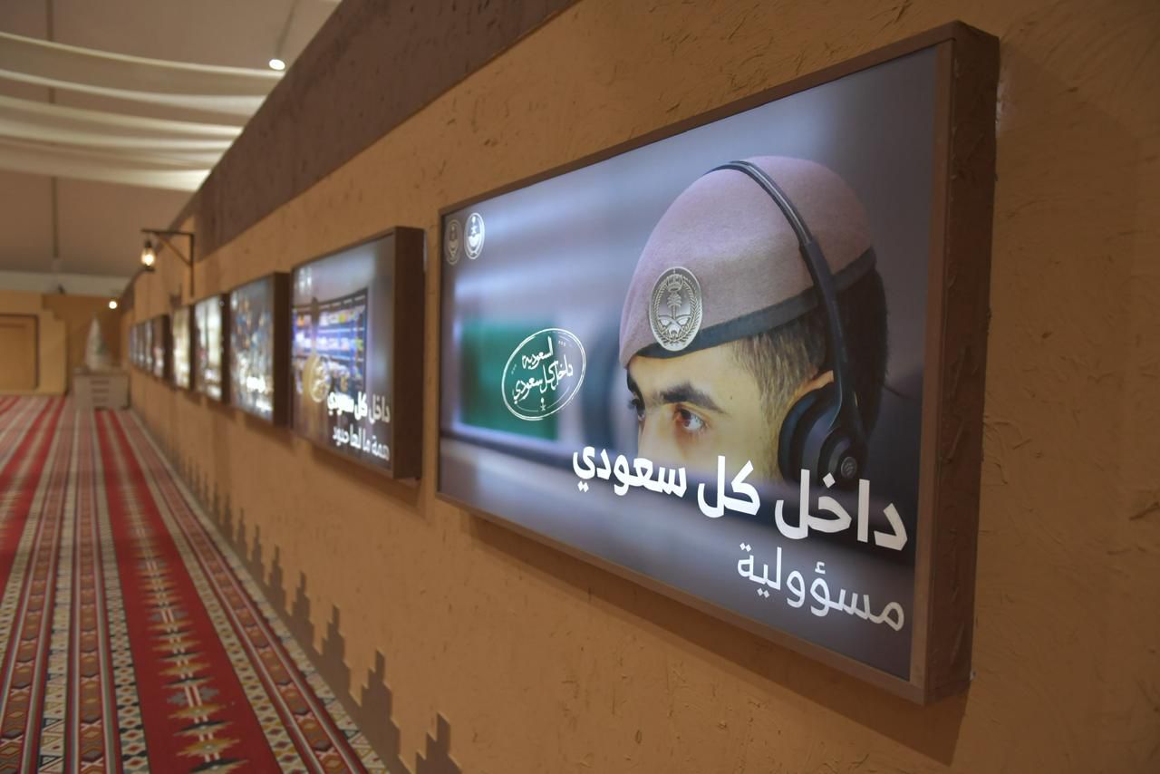 شاشات مضيئة في معرض وزارة الداخلية بمهرجان الإبل تبرز جهود رجال الأمن في مختلف المهام #مهرجان_الملك_عبدالعزيز_للإبل10 