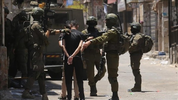 الاحتلال الإسرائيلي يعتقل طفلا وينكل بعدد من الفلسطينيين. #الأردن 