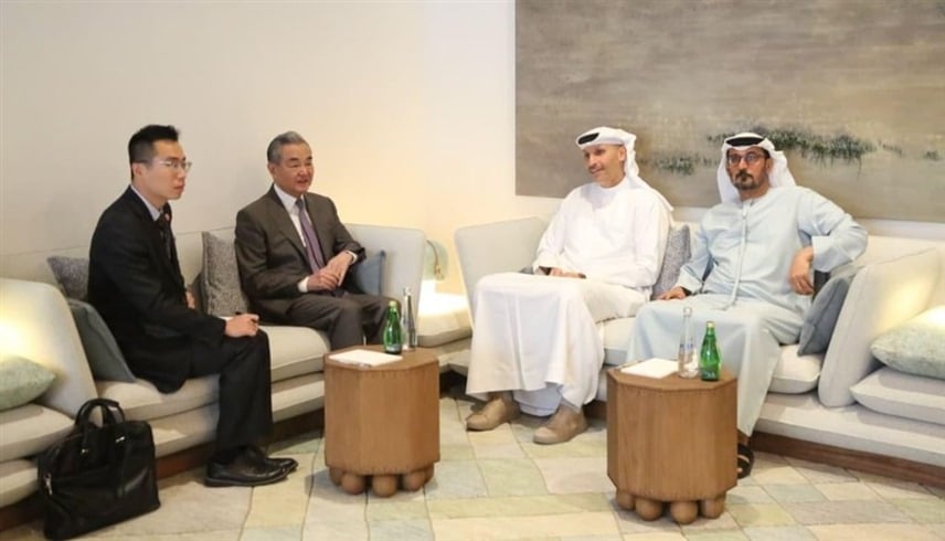 وزير خارجية الصين والمبعوث الخاص لرئيس الدولة يبحثان في أبوظبي تعزيز الشراكة الإستراتيجية الشاملة 