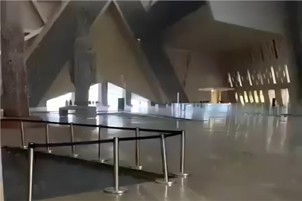 عاجل.. أول تعليق من مدير المتحف المصري الكبير على تسرب مياه الأمطار وتهديد المقتنيات الأثرية 
