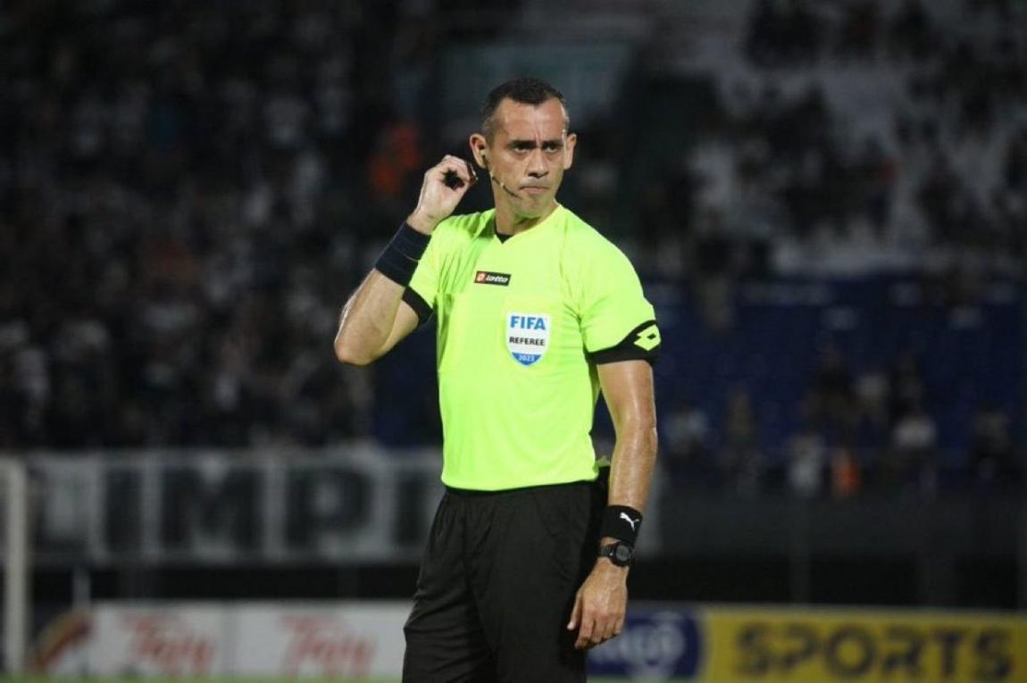 حكم باراغوياني يقود مباراة النشامى والأخضر السعودي #الاردن 