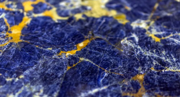 سر أغلى لون في العالم .. يحوّل اللوحات العادية إلى أعمال فنية باهظة 