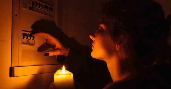 أوكرانيا تعلن انقطاع الكهرباء عن مئات الآلاف من المنازل بسبب هجمات روسية #صحيفة_البلاد 