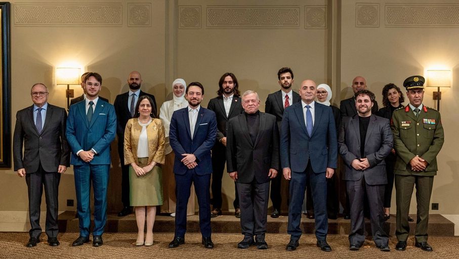 عاجل الملك يلتقي بالفريق الذي عمل على تنظيم الجناح الأردني في "إكسبو" 