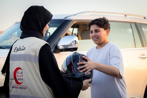 الهلال الأحمر الإماراتي يوزع 6 آلاف خوذة في مهرجان ليوا. للتفاصيل: #مركز_الاتحاد_للأخبار 
