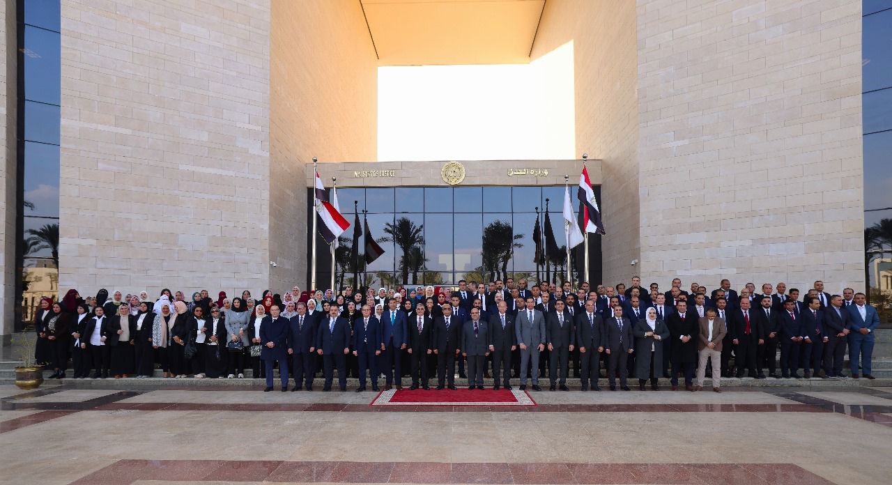 وزير العدل يشهد أداء اليمين القانونية للأعضاء القانونين الجدد بمصلحة الشهر العقــاري 