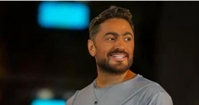 بعد تحسّن حالته الصحية .. تامر حسني يستعرض ألعابا سحرية أمام أسماء جلال 