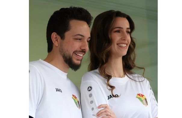 مبادرة ولي العهد وسمـو الأميرة رجوة لتوزيع الكنافة على الجماهير في سوق واقف #عاجل 