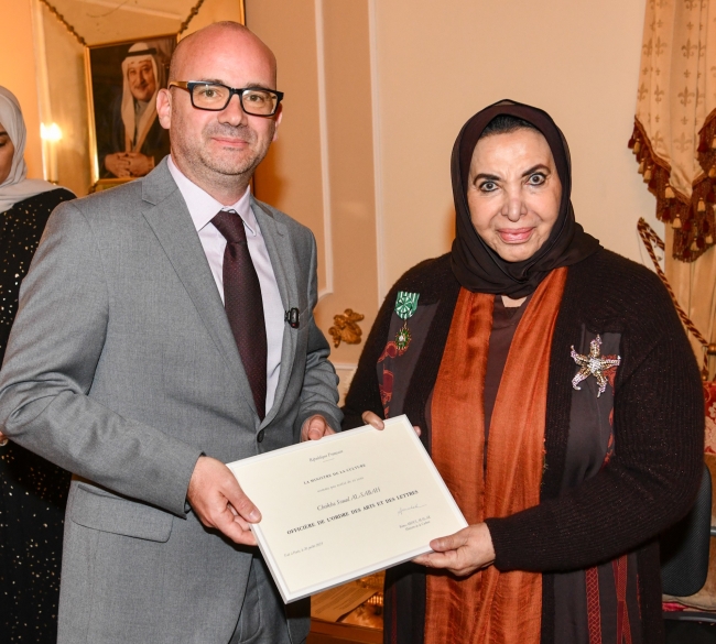 فرنسا تقلد الشيخة الدكتورة سعاد الصباح وسام الفنون والآداب برتبة ضابط. تقديراً لمسيرتها الثقافية والفكرية. السفير الفرنسي: الشيخة سعاد من الشخصيات الاستثنائية التي أسهمت في ترسيخ قيم الحرية والدفاع عن قضايا المرأة والشباب 