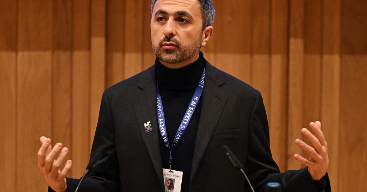 قاد ثورة الذكاء الاصطناعي في مايكروسوفت.. تعرّفوا إلى السوري مصطفى سليمان 