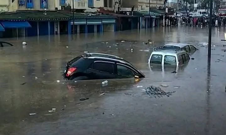 وسجلت مدينة آسفي، لاسيما المنطقة القديمة، أضراراً مادية واسعة النطاق تمثلت في غمر مياه الأمطار ما مجموعه 70 منزلاً ومحلاً تجارياً في حصيلة أولية، خصوصاً بشارع بئر انزران وساحة أبو الذهب، كما تسببت قوة السيول في جرف وتضرر نحو 10 سيارات 