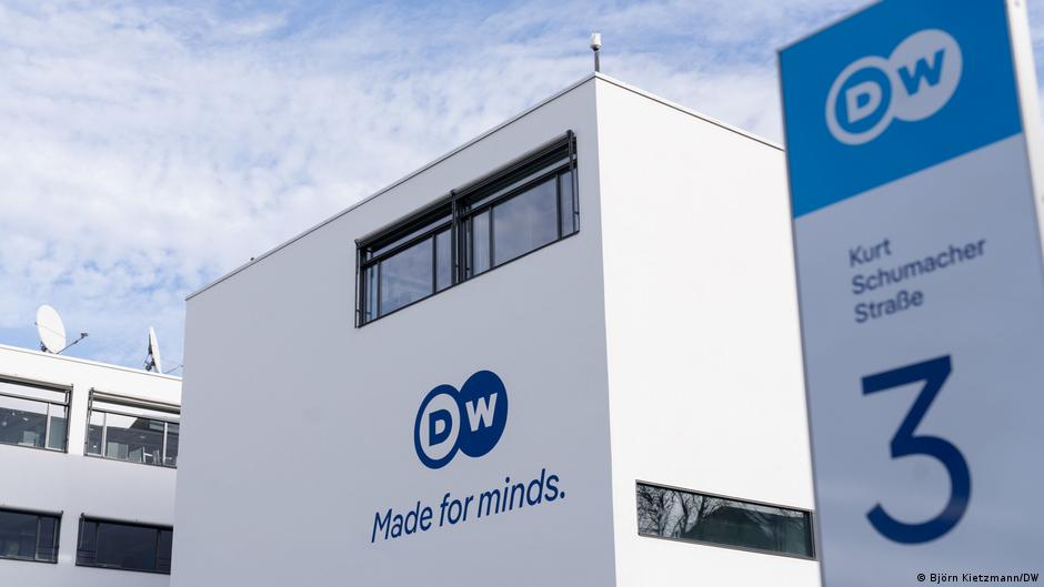 صنفت روسيا مؤسسة دويتشه فيله (DW) كـ "منظمة غير مرغوب فيها" ما يعني إمكانية فرض عقوبات صارمة تصل إلى السجن على من يتعاون معها. وردت مديرة DW بأن ذلك "لن يردعنا" 